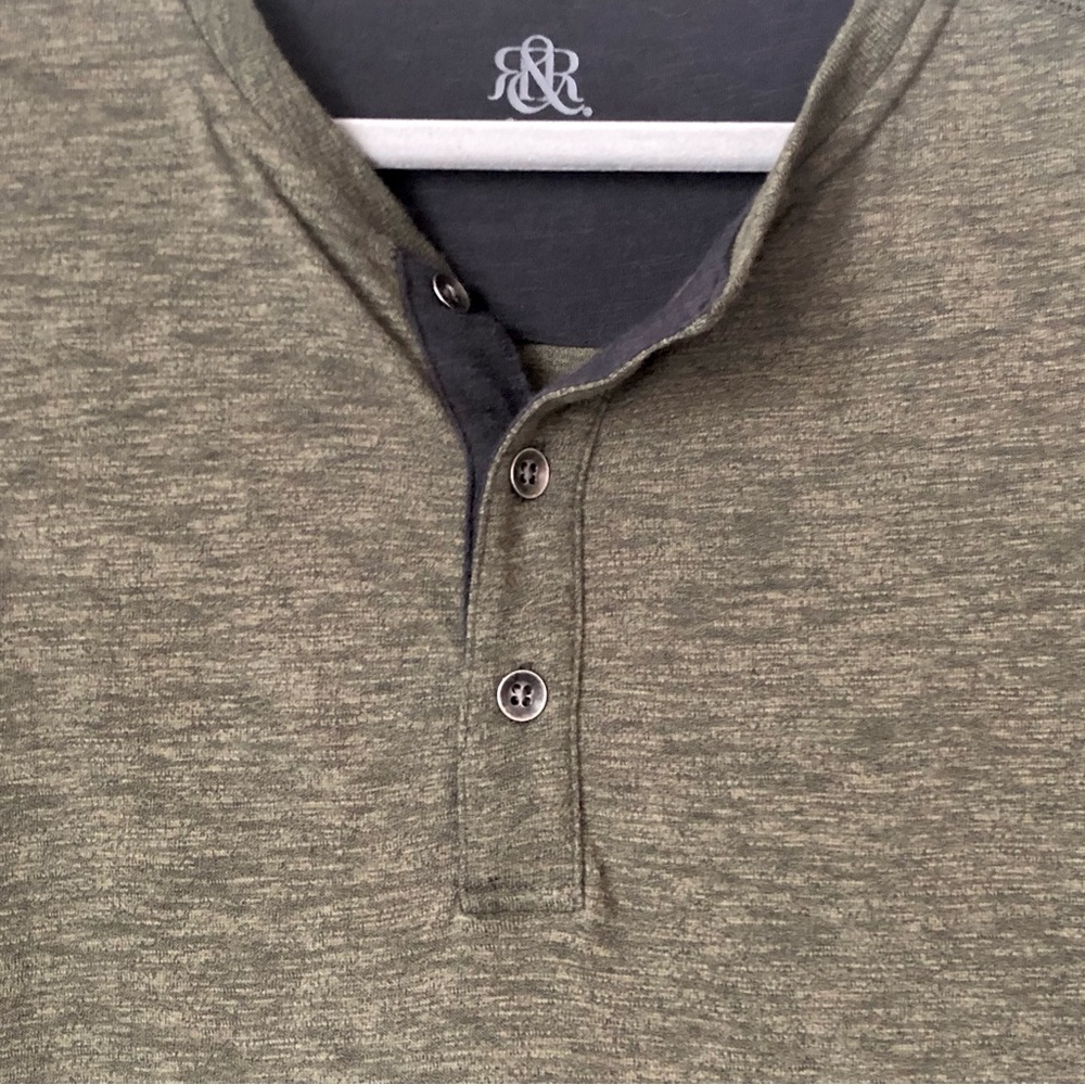 \Rock & Republic\• Men’s Pieced Henley Shirt - Picture 5 of 16